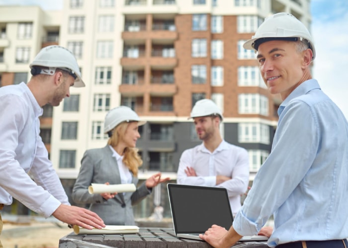 équipe de professionnels discutant sur un chantier
